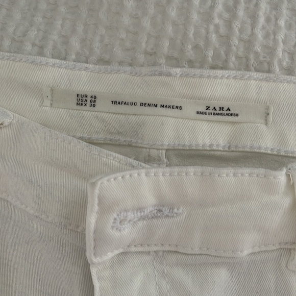 White skinny jeans with rips in knees - Picture 3 of 6